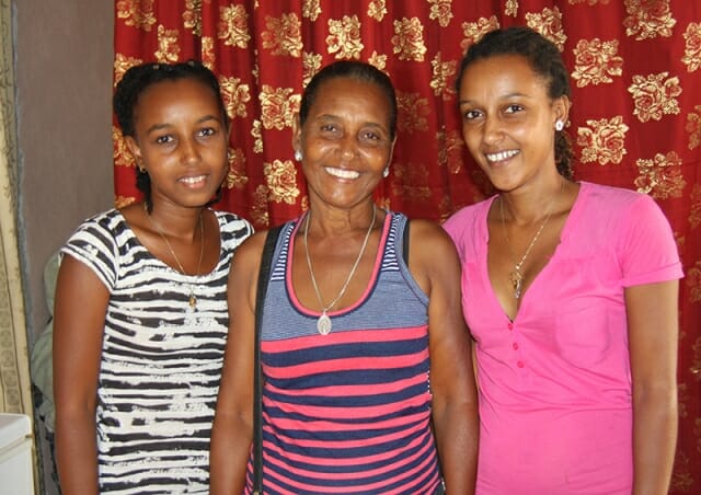 Haiti-Maggy-and-her-daughters