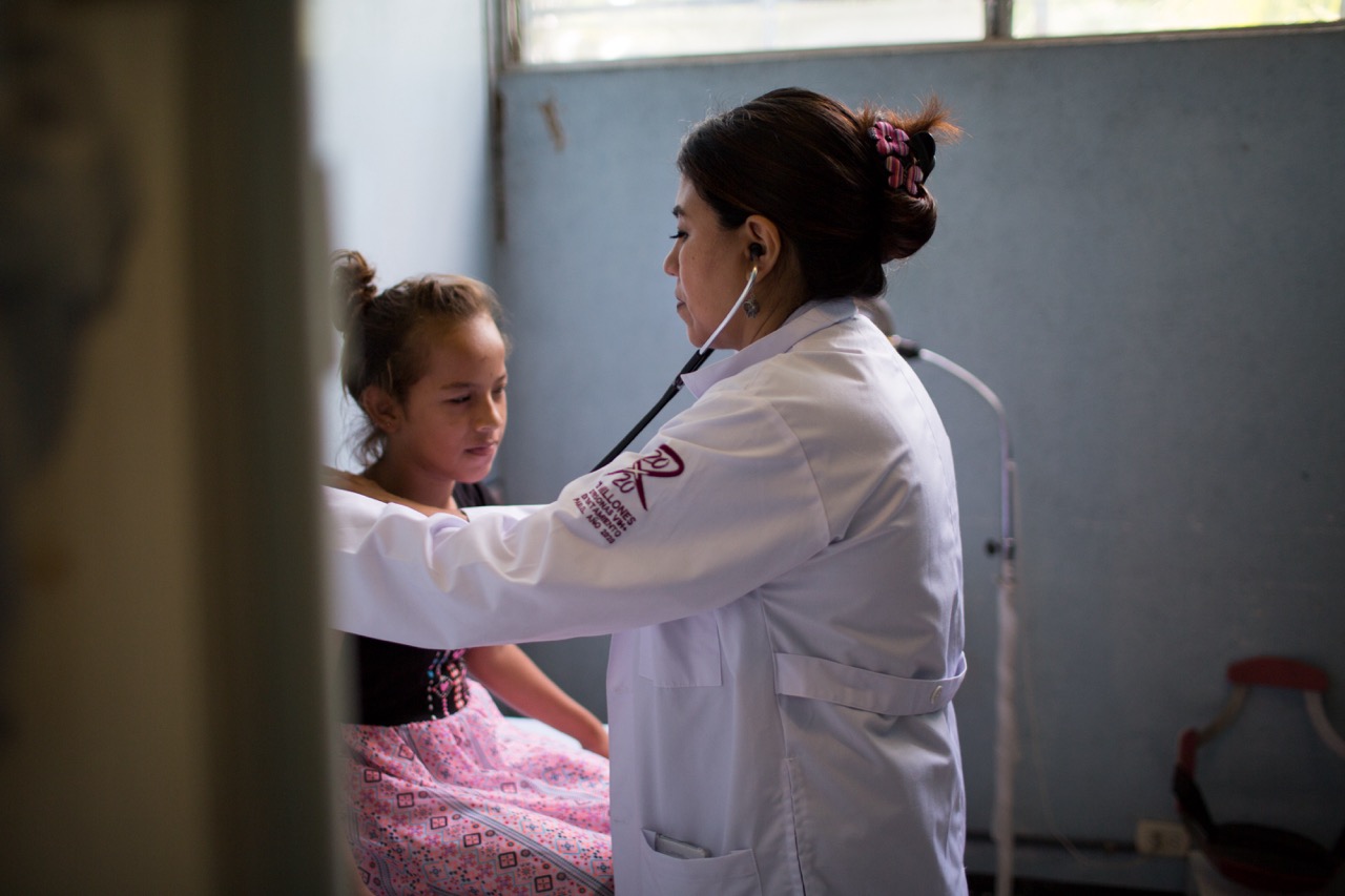 4- woman-man-digital-savings-app