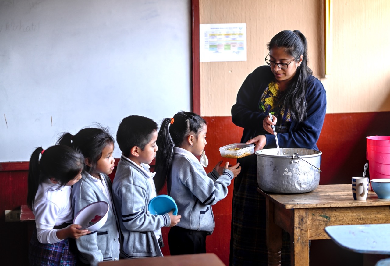 Nutriendo a los alumnos con alimentos sanos y conocimiento Large