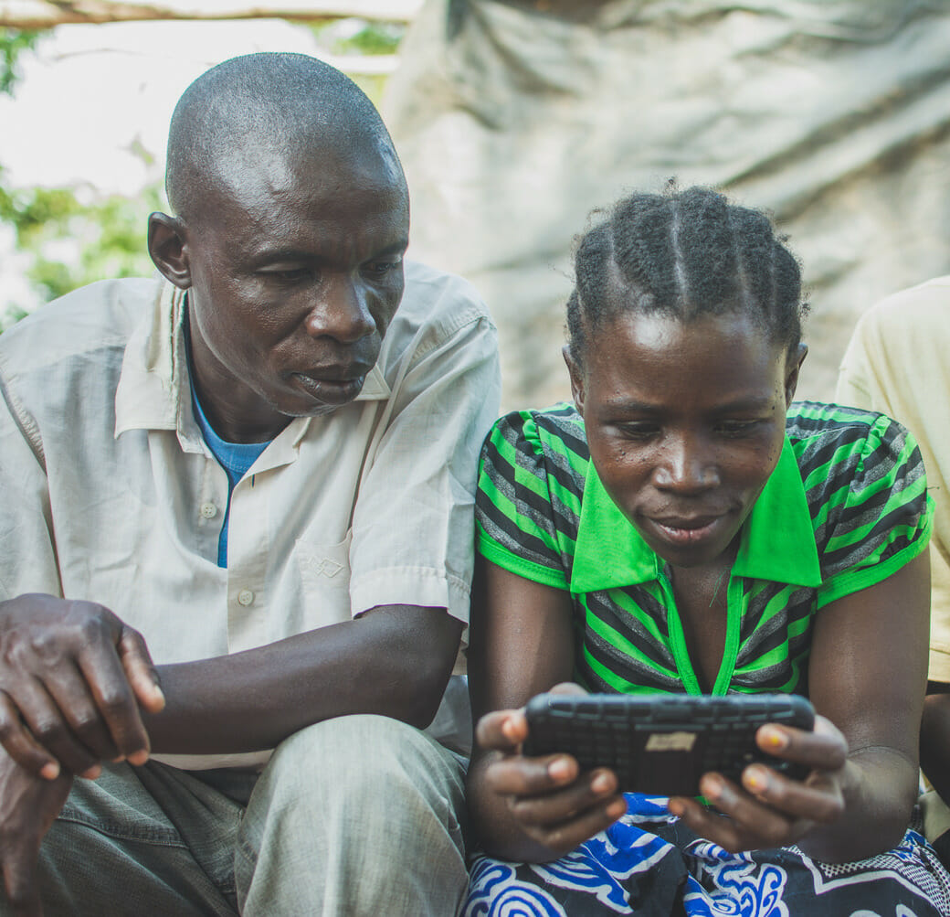 4- woman-man-digital-savings-app