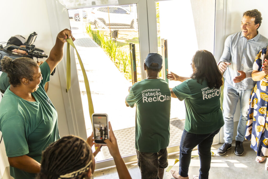Ribbon cutting at the Estação Reciclar Cooperative inaugural event