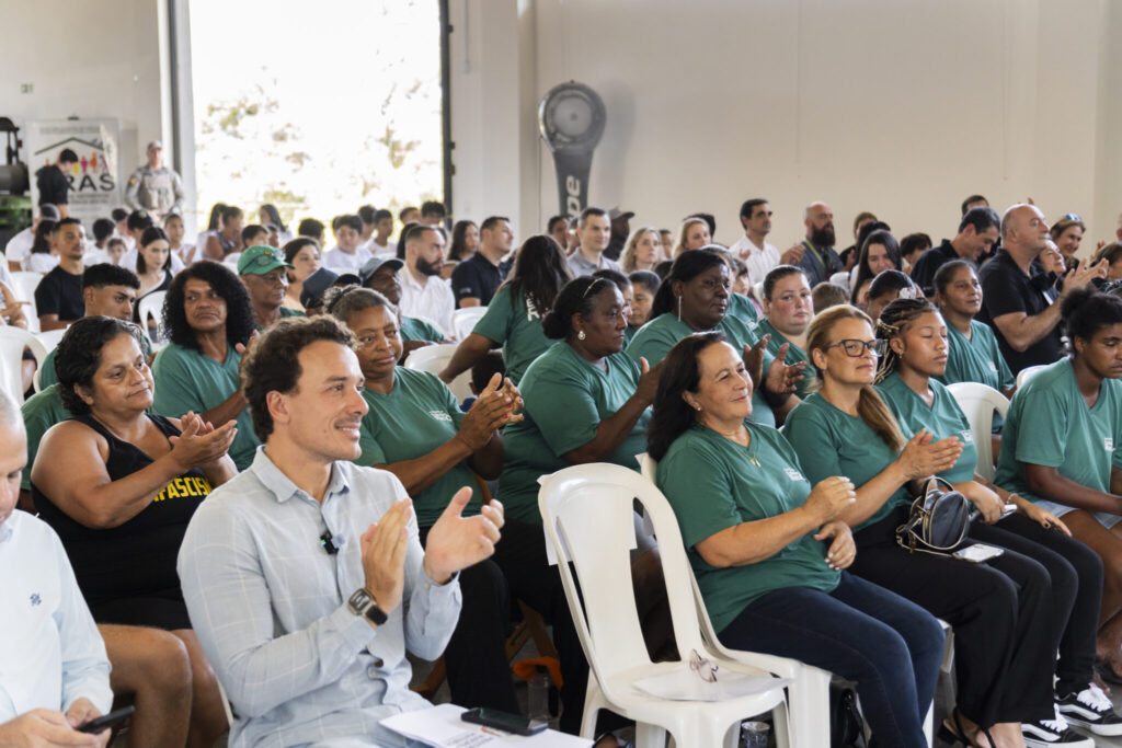 The members of the Estação Reciclar Cooperative celebrating at the event.